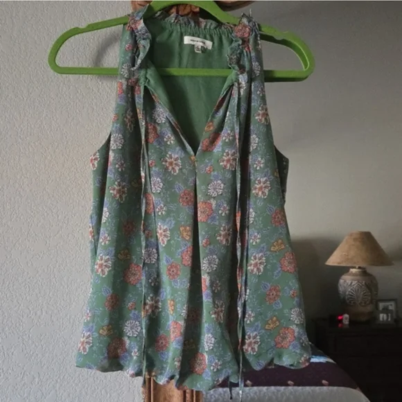 Max Studio Floral Green Sleeveless Top EUC - Picture 3 of 7